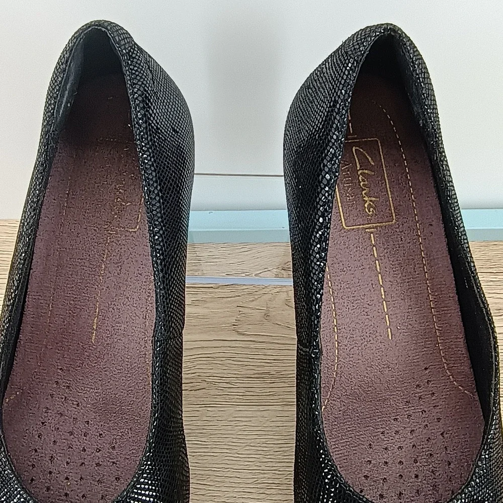 Clarks Women's 9 Black Leather Reptile Pumps Low Block Heel Work Casual Shoes